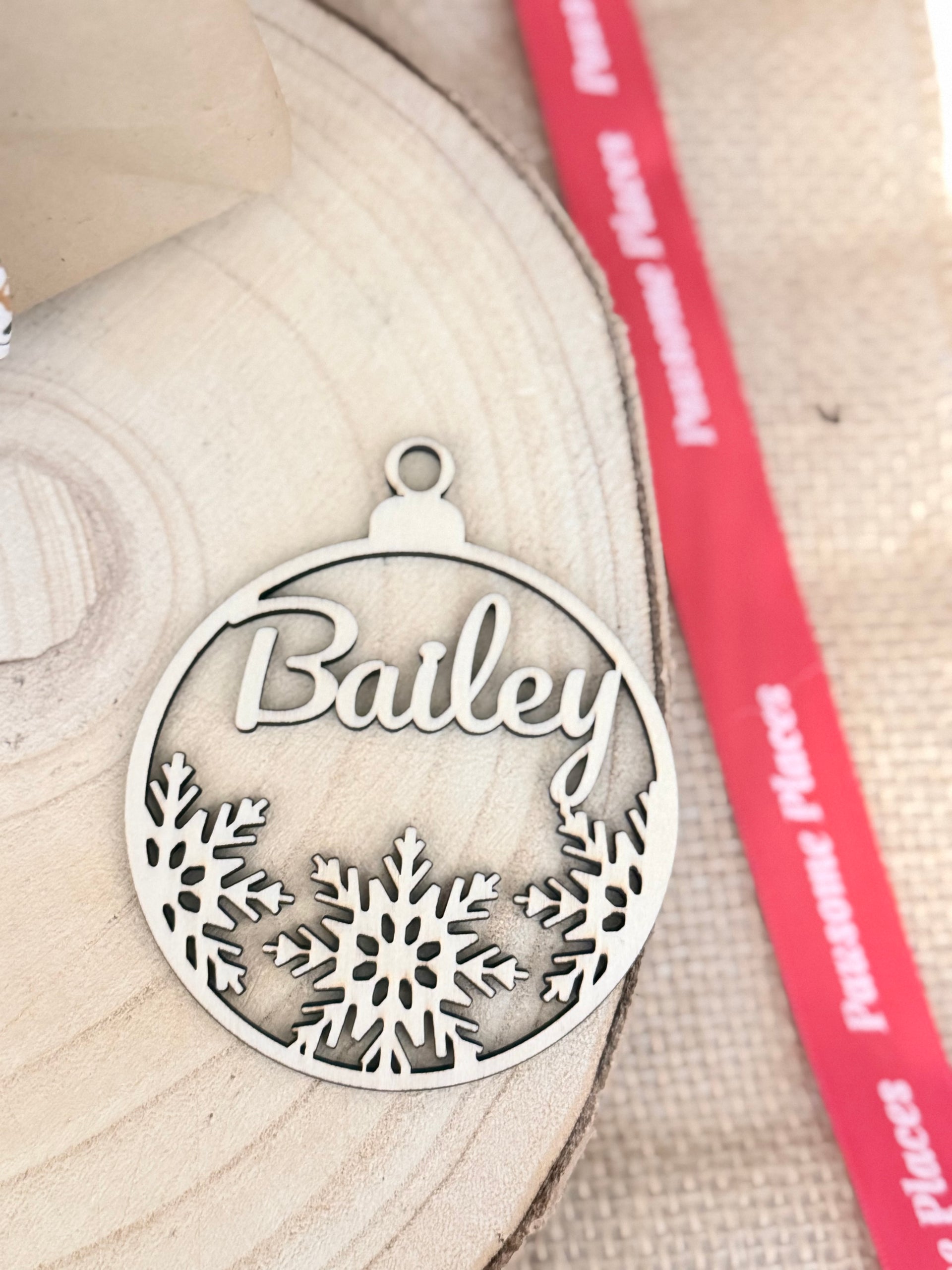 personalised-christmas-tree-ornament-custom-name-or-pet-portrait-decoration-hanging-decorative-snowflake-gift